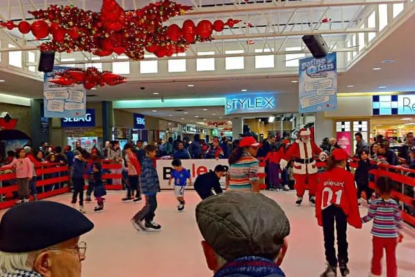 Syntetyczne lodowisko w centrum handlowym, sztuczne lodowisko w centrum handlowym