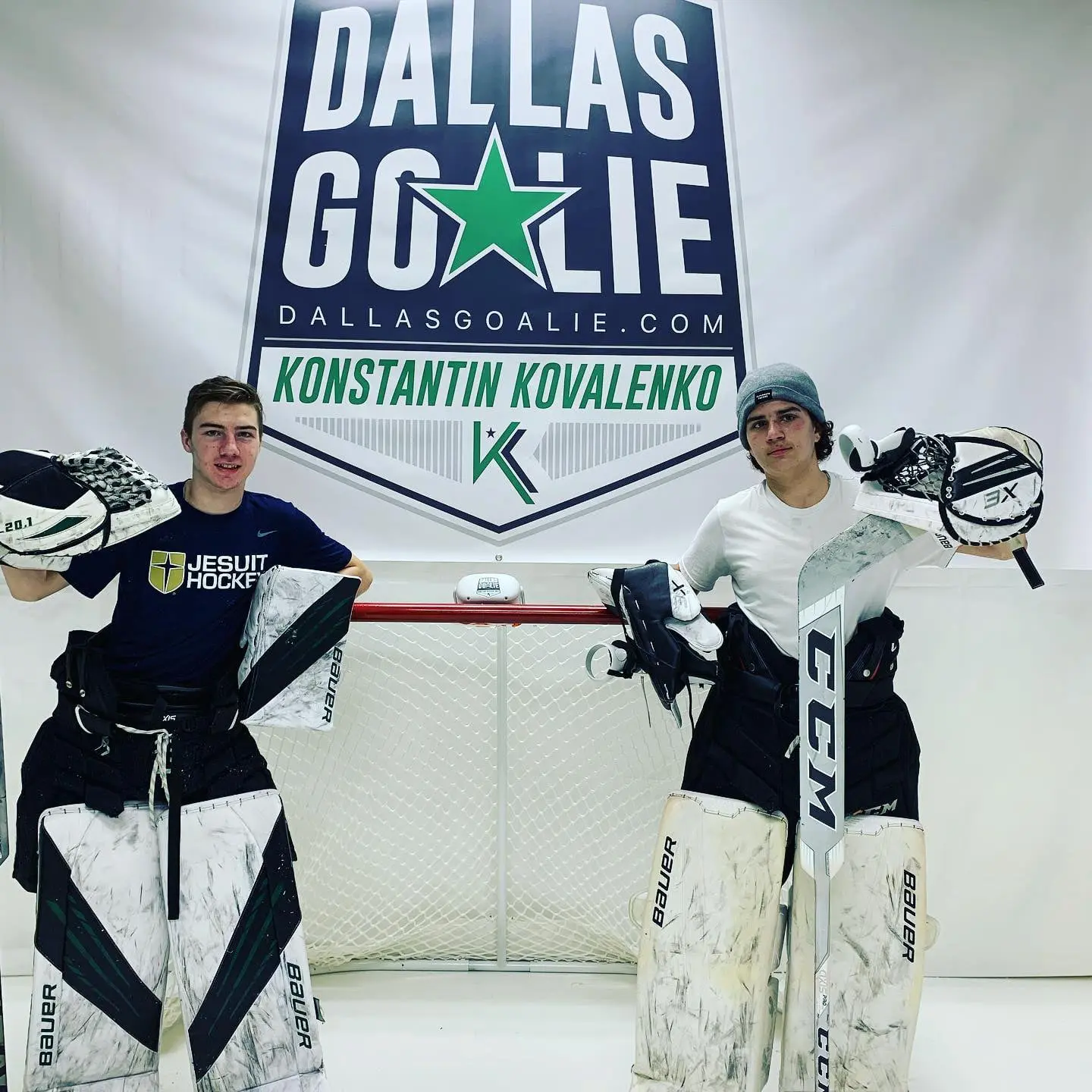 Trening hokeja i łyżwiarstwa figurowego na lodzie syntetycznym