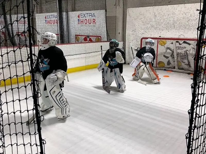Trening hokeja i łyżwiarstwa figurowego na lodzie syntetycznym