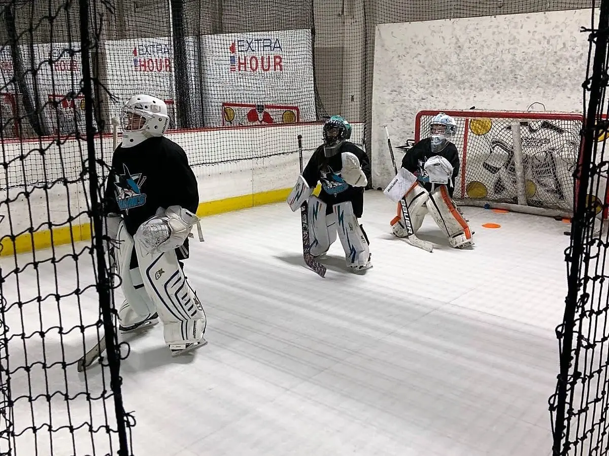 Trening hokeja i łyżwiarstwa figurowego na lodzie syntetycznym
