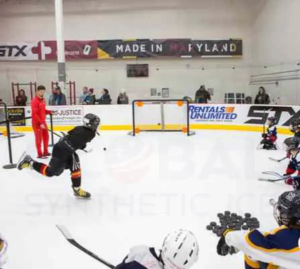 Trening hokeja i łyżwiarstwa figurowego na lodzie syntetycznym