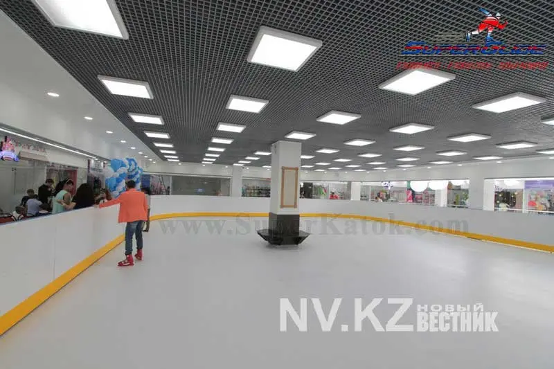 Syntetyczne lodowisko w centrum handlowym, sztuczne lodowisko w centrum handlowym