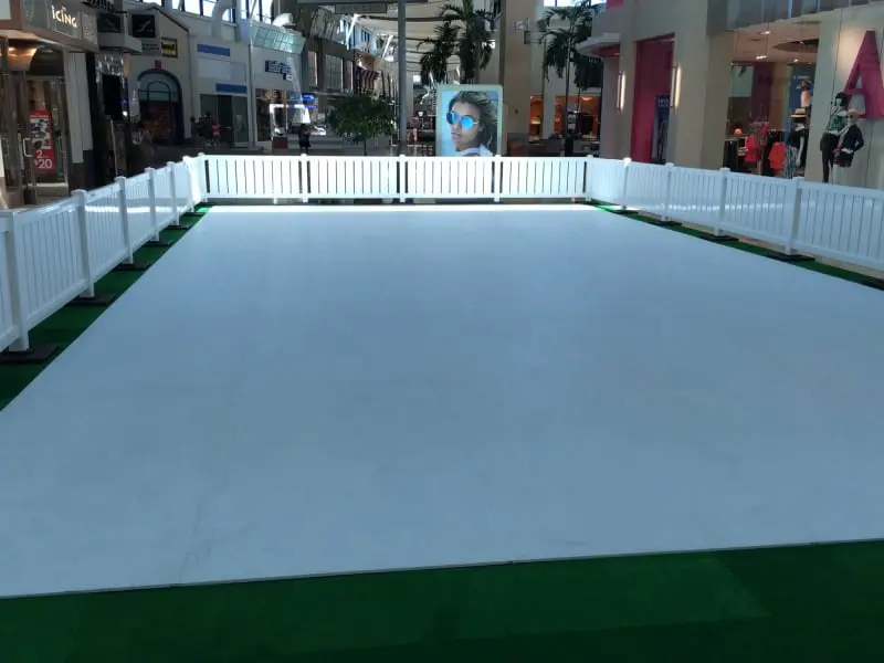 Syntetyczne lodowisko w centrum handlowym, sztuczne lodowisko w centrum handlowym
