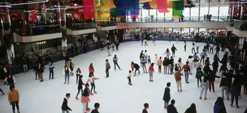 Syntetyczne lodowisko w centrum handlowym, sztuczne lodowisko w centrum handlowym