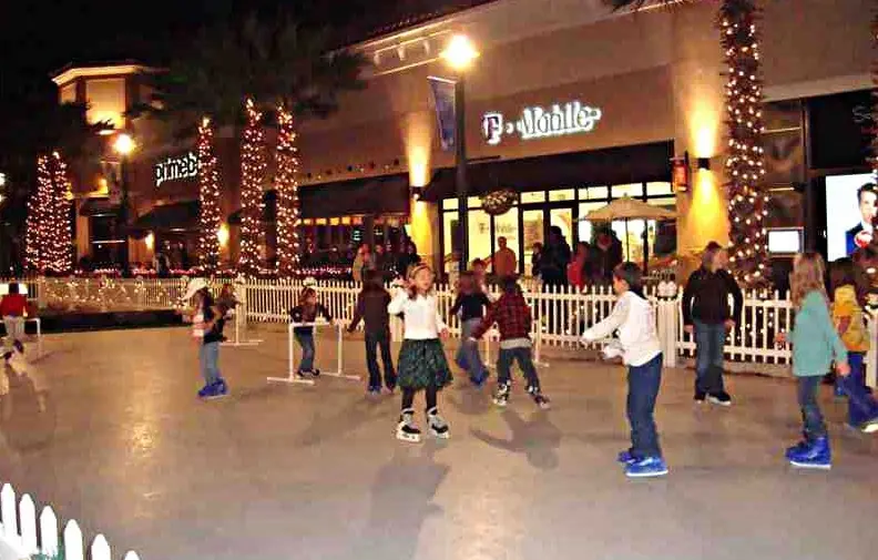 Syntetyczne lodowisko w centrum handlowym, sztuczne lodowisko w centrum handlowym